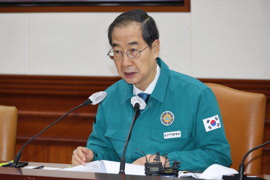 한덕수 국무총리가 30일 정부서울청사에서 열린 코로나19 중대본 회의를 주재하고 있다. 정부는 이날 코로나19 중대본 회의에서 중국발 입국자에 대한 추가 방역 대책을 확정 발표한다.  연합뉴스